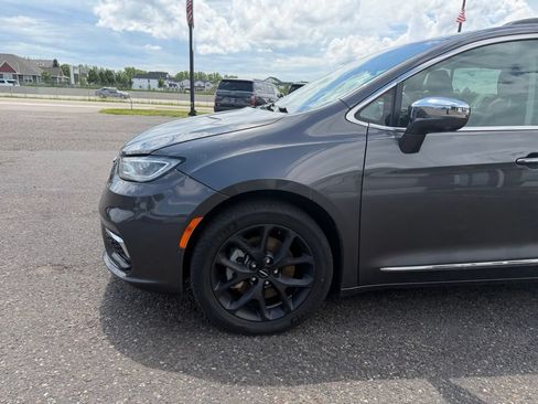 Used 2022 Chrysler Pacifica Limited AWD/4WD image 8