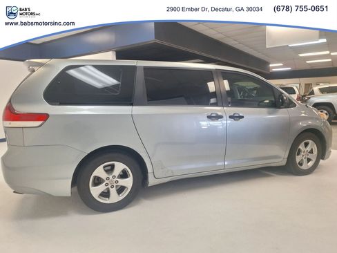 Used 2012 Toyota Sienna LE w/ Towing Pkg FWD image 3