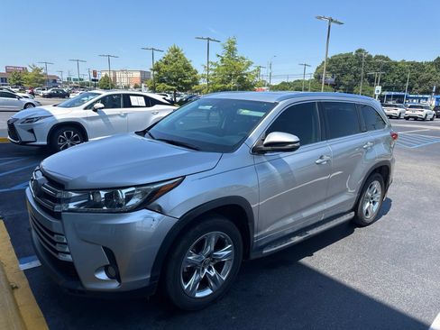 Used 2018 Toyota Highlander Limited FWD image 3