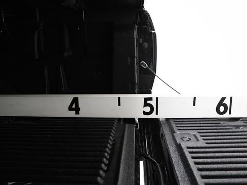 Used 2023 Nissan Frontier SV image 9