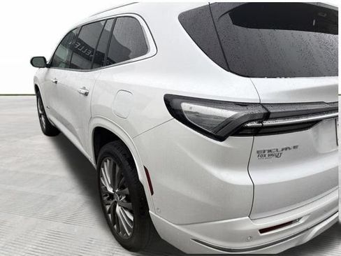 Used 2025 Buick Enclave Avenir w/ Super Cruise Package FWD image 4