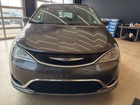 Used 2018 Chrysler Pacifica Touring Plus image 3