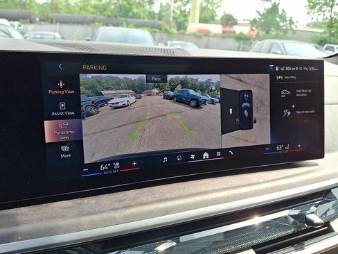 Used 2025 BMW X7 xDrive40i w/ M Sport Package AWD/4WD image 18