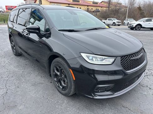 Used 2024 Chrysler Pacifica Premium image 3