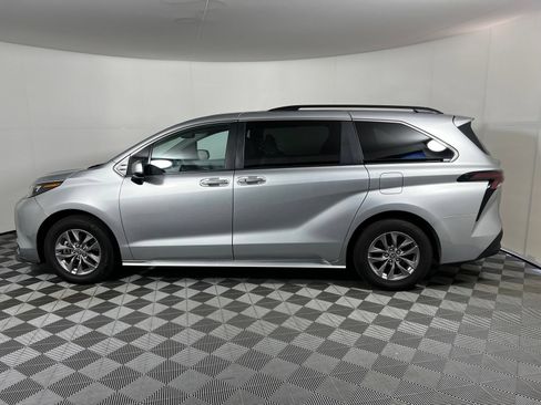 Used 2025 Toyota Sienna XLE FWD image 8