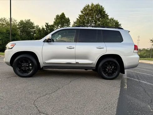 Used 2017 Toyota Land Cruiser image 4