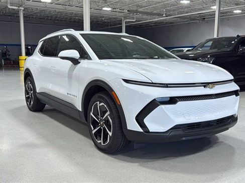 New 2026 Chevrolet Equinox EV LT image 2