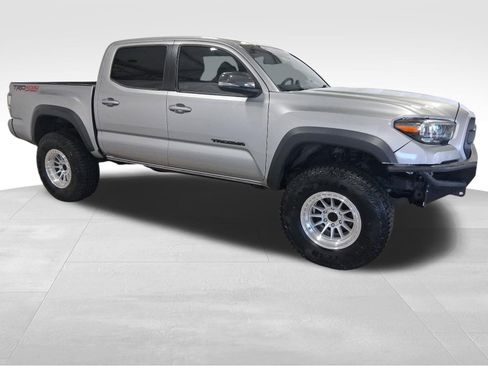 Used 2017 Toyota Tacoma TRD Off-Road w/ Tow Package (A/T) AWD/4WD image 3