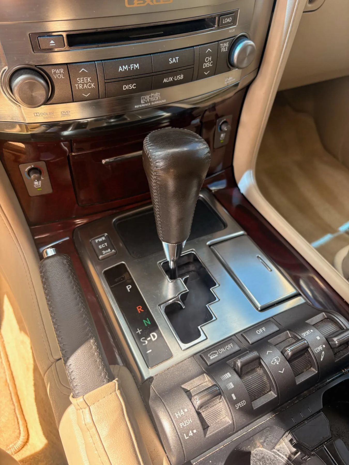 Used 2011 Lexus LX 570 4WD w/ Luxury Pkg image 19