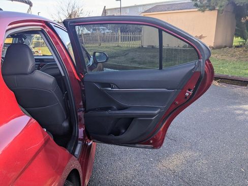 Used 2018 Toyota Camry XSE image 11