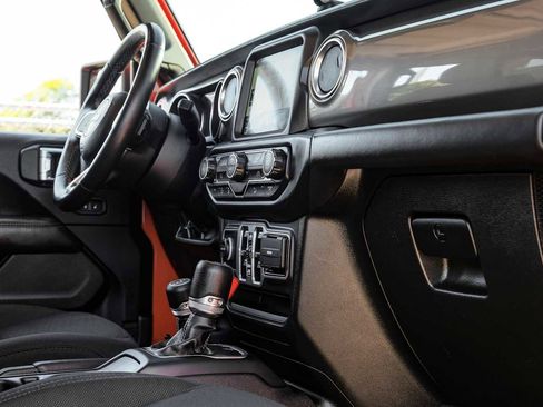 Used 2018 Jeep Wrangler Unlimited Sahara image 25