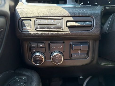 Used 2022 GMC Yukon XL Denali w/ Advanced Technology Package AWD/4WD image 16