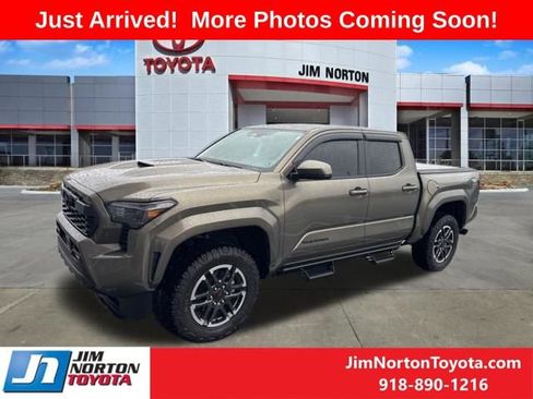 Used 2025 Toyota Tacoma TRD Sport AWD/4WD image 2