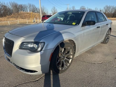 Used 2020 Chrysler 300 Touring w/ Sport Appearance Package image 5