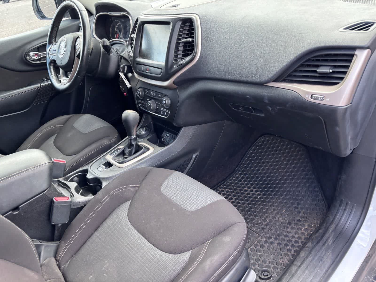 Used 2017 Jeep Cherokee Latitude w/ Safety/Convenience Group AWD/4WD image 9