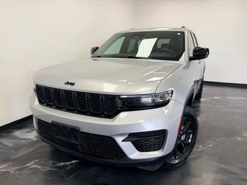 Used 2024 Jeep Grand Cherokee Altitude AWD/4WD image 18