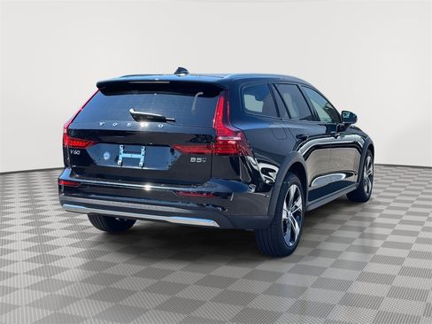 Certified 2024 Volvo V60 B5 Cross Country Plus image 3