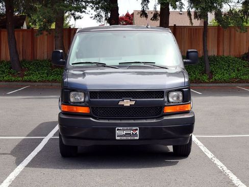 Used 2017 Chevrolet Express 3500 Extended RWD image 4