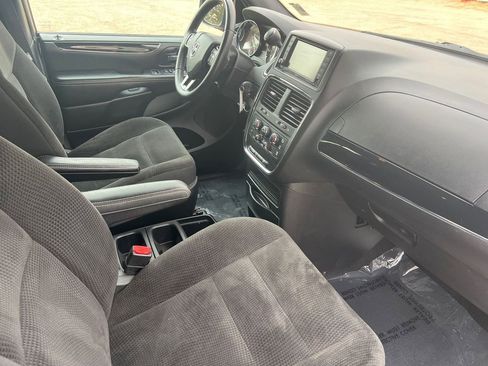 Used 2018 Dodge Grand Caravan SE image 17