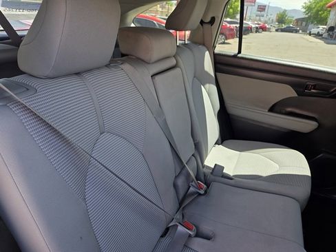 Used 2021 Toyota Highlander L AWD/4WD image 12