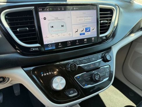 Used 2023 Chrysler Pacifica Touring-L FWD image 19