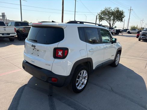 Used 2019 Jeep Renegade Latitude FWD image 3