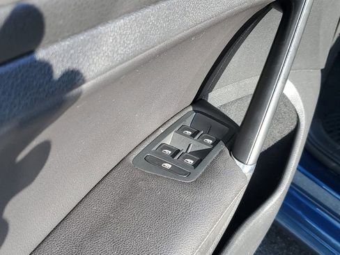 Used 2017 Volkswagen Golf S image 17