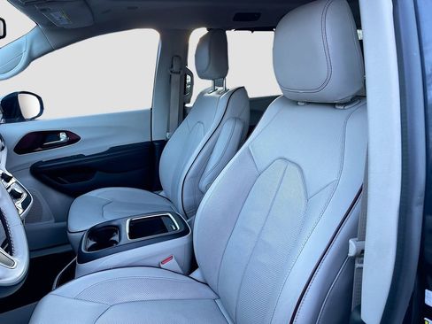 Used 2020 Chrysler Pacifica Limited FWD image 20