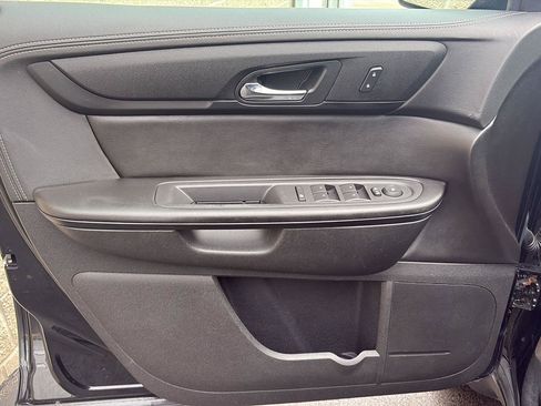 Used 2017 Chevrolet Traverse LT w/ Style and Technology Package FWD image 4