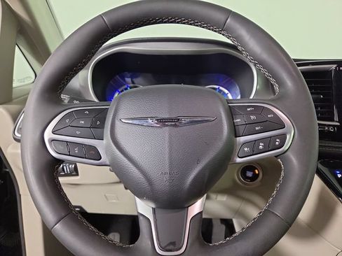 Used 2023 Chrysler Pacifica Touring-L FWD image 23