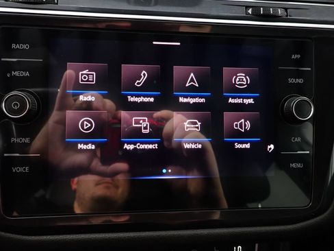 Used 2021 Volkswagen Tiguan SE R-Line AWD/4WD image 3