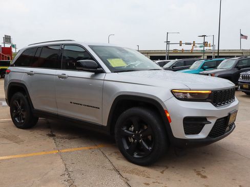 Used 2023 Jeep Grand Cherokee Altitude image 4
