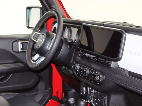 Used 2025 Jeep Wrangler Unlimited Sahara AWD/4WD image 29