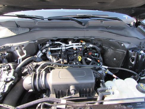 Used 2022 Ford Explorer XLT w/ Equipment Group 202A image 9