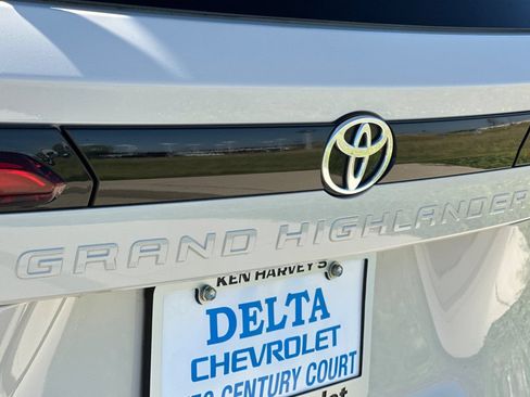 Used 2024 Toyota Grand Highlander AWD image 28