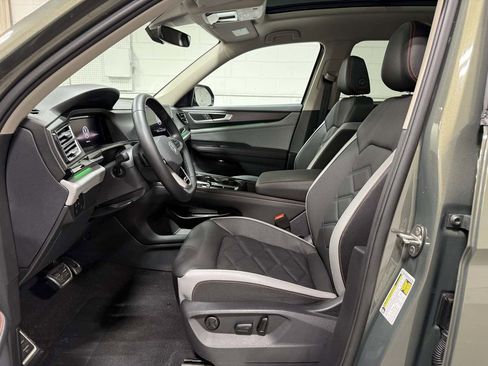 Used 2025 Volkswagen Atlas Peak Edition SE AWD/4WD image 9