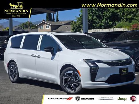 New 2027 Chrysler Pacifica Limited FWD image 1