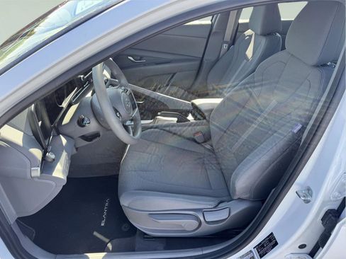 Used 2022 Hyundai Elantra SE FWD image 12