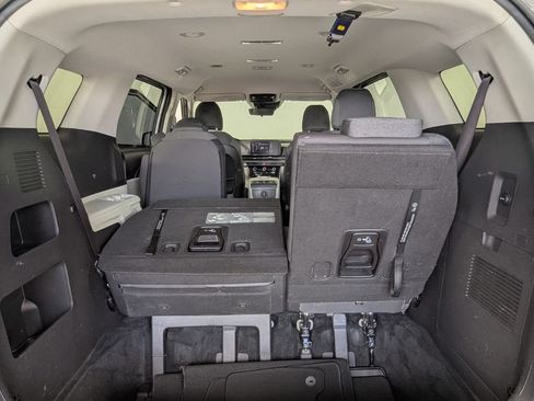 Used 2022 Kia Carnival LX FWD image 26