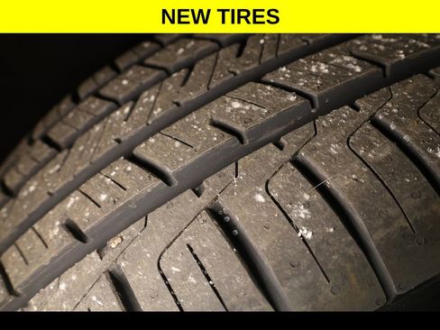 Used 2023 GMC Acadia SLT w/ Elevation Edition image 6