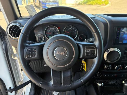 Used 2018 Jeep Wrangler Unlimited Rubicon w/ Connectivity Group AWD/4WD image 19