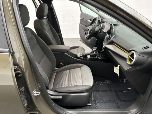 Used 2024 Chevrolet Trax LT w/ Sunroof Package image 21