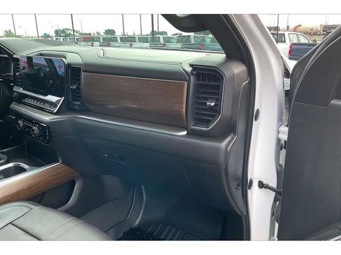 Used 2022 Chevrolet Silverado 1500 High Country w/ Technology Package AWD/4WD image 18
