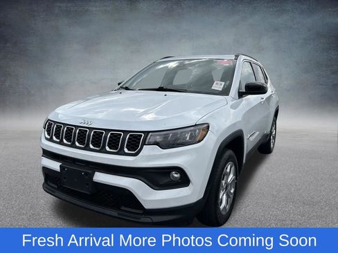 Used 2025 Jeep Compass Latitude w/ Sun & Sound Group image 2