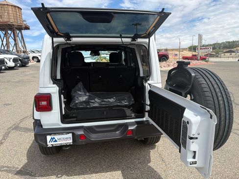 Used 2025 Jeep Wrangler Unlimited Sahara AWD/4WD image 15