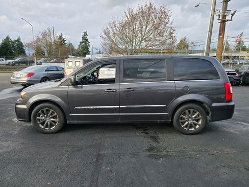 Used 2016 Chrysler Town & Country S w/ Driver Convenience Group image 2
