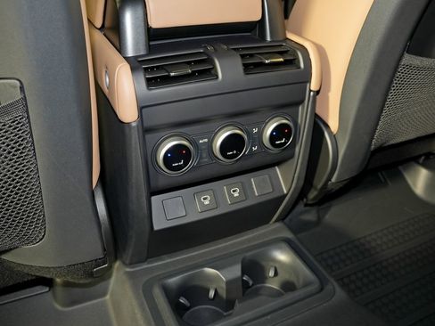 Used 2025 Land Rover Defender 130 X-Dynamic SE image 34