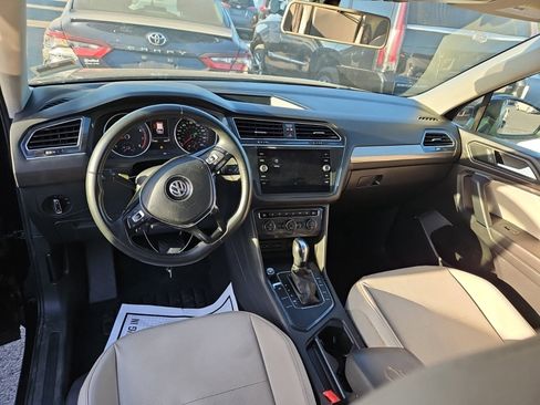 Used 2020 Volkswagen Tiguan SE w/ Panoramic Sunroof Package FWD image 7
