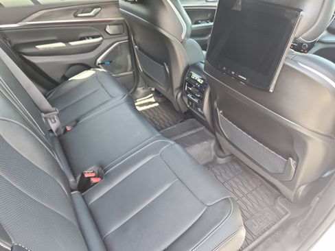 Used 2023 Jeep Grand Cherokee Overland w/ Luxury Tech Group IV AWD/4WD image 18
