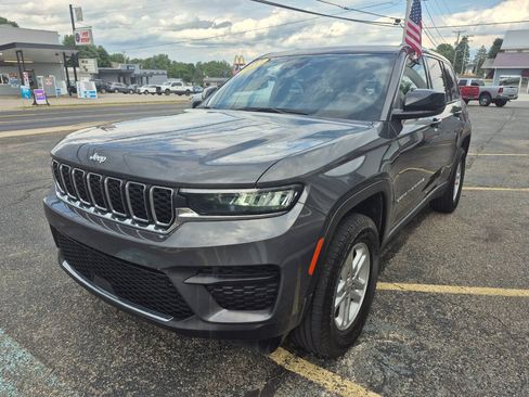 Used 2024 Jeep Grand Cherokee Laredo w/ Luxury Tech Group I AWD/4WD image 2